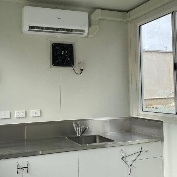 premiershippingcontainers_1633559635_2678814835091113485_4553681639-600x600-1-1